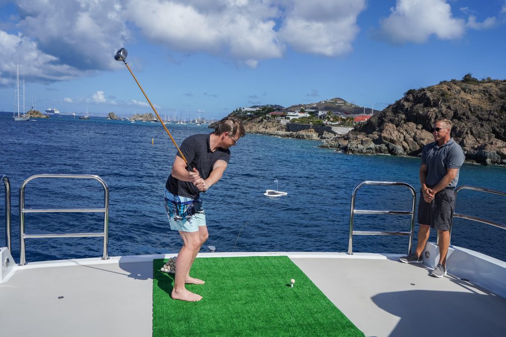 @funairfun @motoryachtloon yacht golf guest swing start (1)
